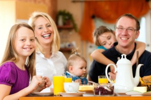 Familie beim FrÃ¼hstÃ¼ck